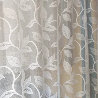 Firana w liście umarszczona na karniszu