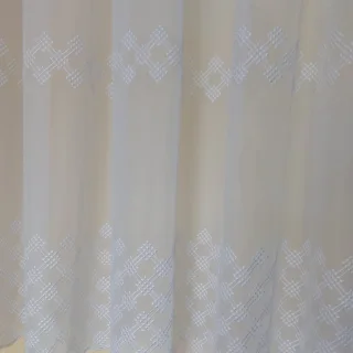Delikatna biała firanka z dyskretnym wzorem w kwadraty