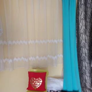 Firanka haftowana 160 cm na metry z turkusową zasłoną