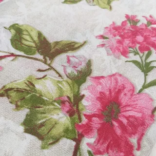Tkanina z nadrukiem różowych kwiatów na jasnym tle