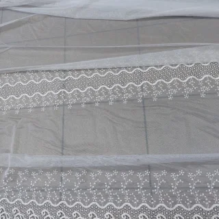 Firanka 180 cm z dolną gipiurą i dodatkowym pasem gipiurowym