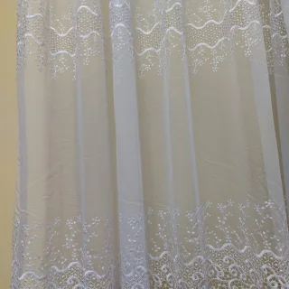 Biała firanka z gipiurą na markizecie sprzedawana na metry