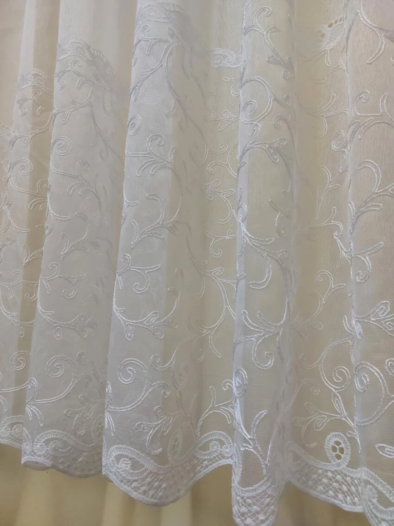 Bílá Markizeta vyšívaná záclona · Ref. 208