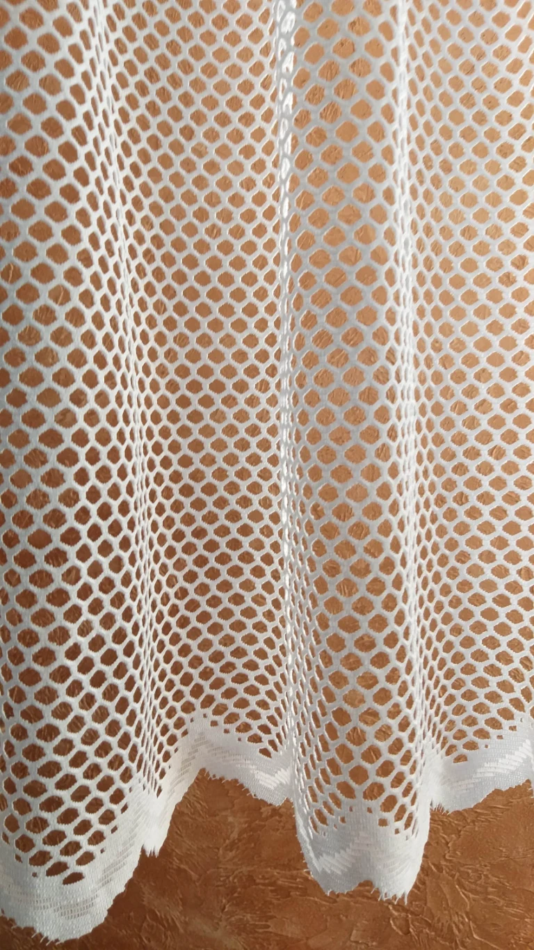 Biała firanka plaster miodu 250 cm zawieszona w miękkich fałdach