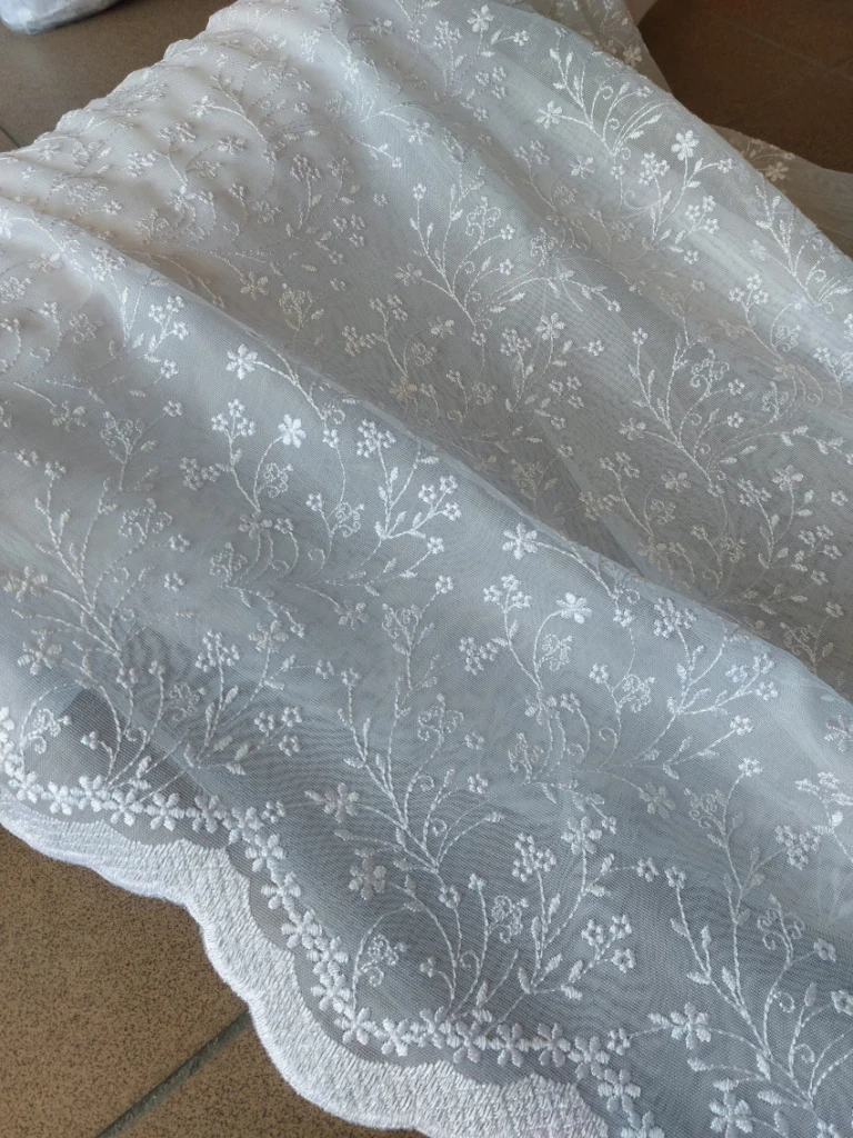 Firanka haftowana w kwiatuszki z dekoracyjnym falowanym dołem