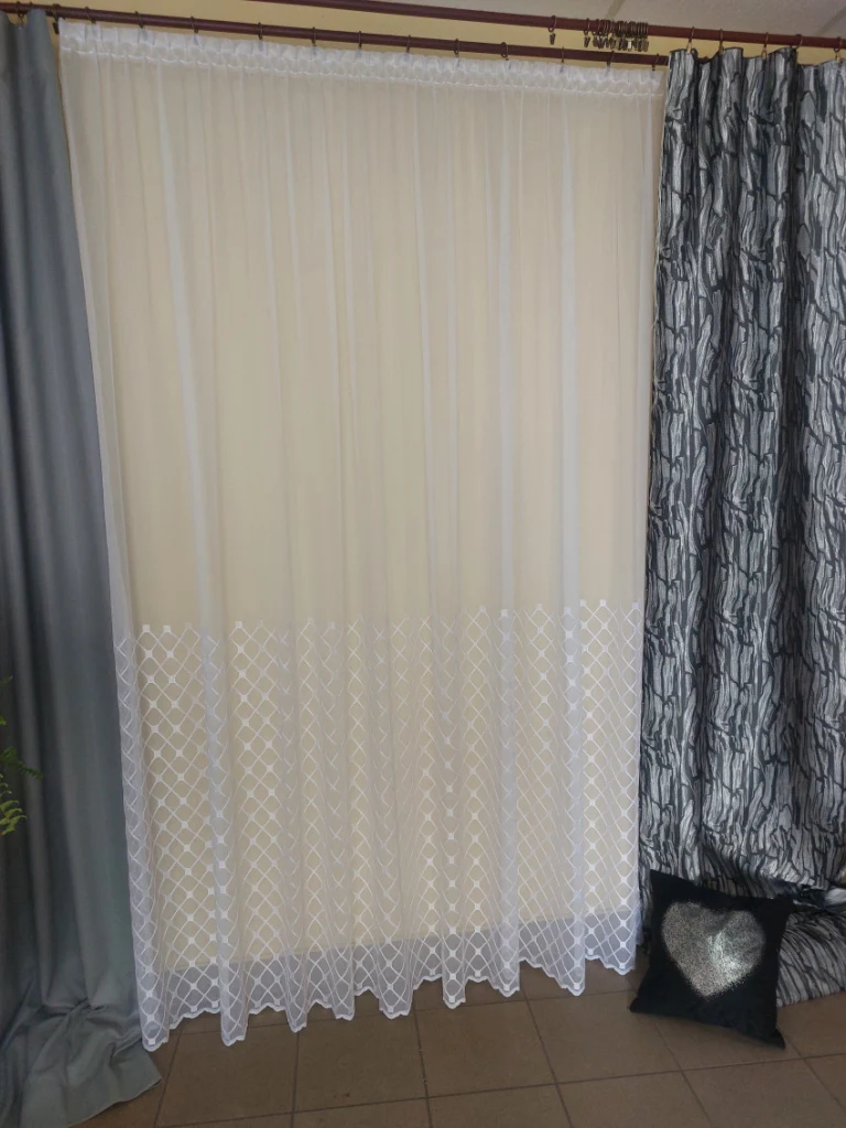 Biała firanka haftowana 300 cm na oknie – pełny widok aranżacji