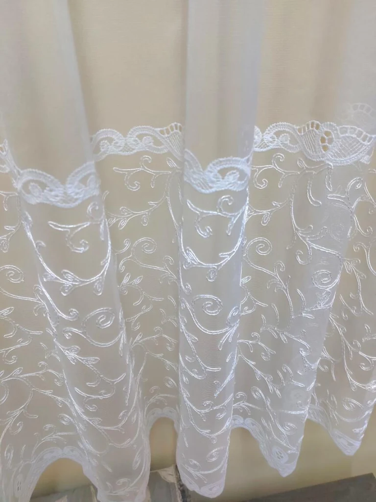 Bílá Markizeta vyšívaná záclona · Ref. 208