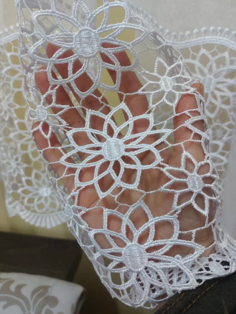 Bílá Markizeta vyšívaná záclona · Ref. 209